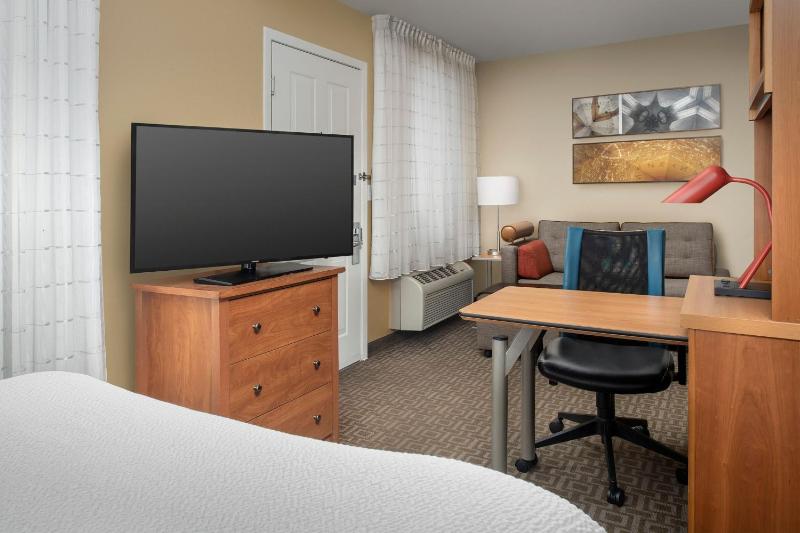 Queen Suite and Sofa Bed image 3