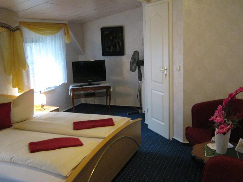 Double Room with Private Bathroom image 1