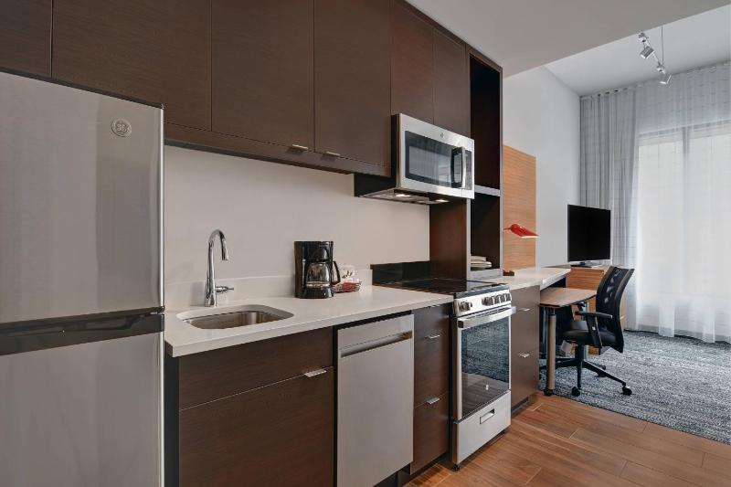 One-Bedroom King Suite with Sofa Bed image 4