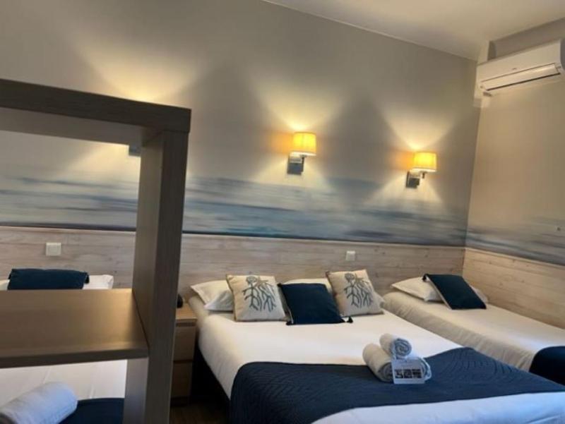 Standard Quadruple Room with window overlooking the parking image 1