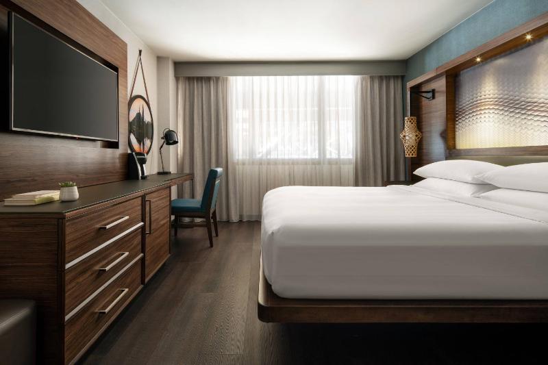 King Guest Room image 3