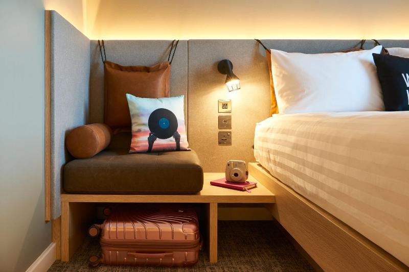 Twin Moxy Sleeper Room image 4