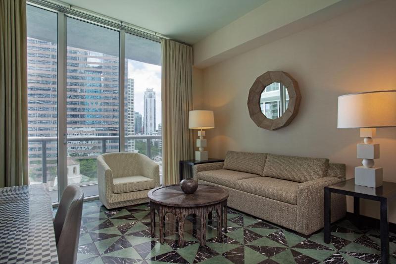 One-Bedroom Large Suite with Sofa Bed image 4