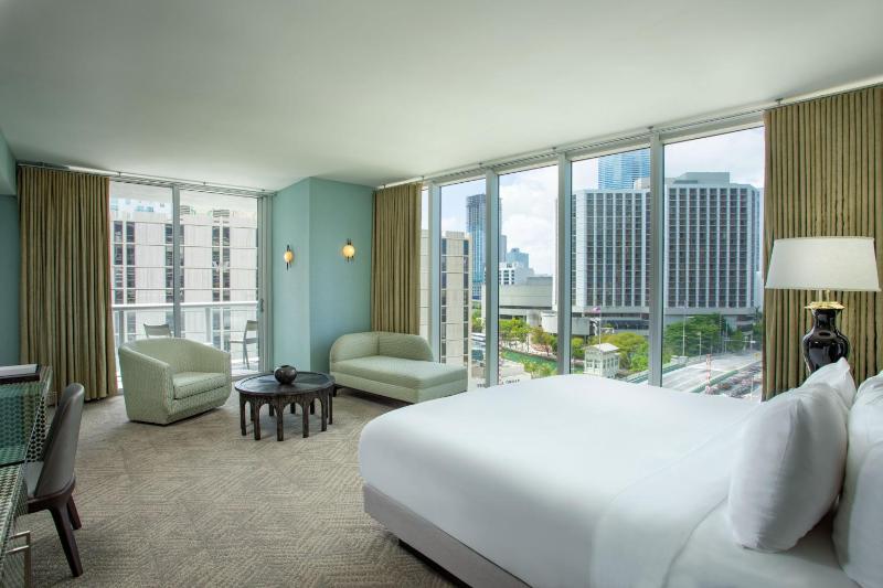 Premier King Studio Suite with Balcony - Corner image 3