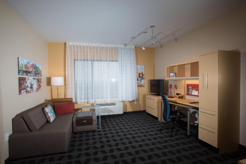 One-Bedroom Queen Suite with Sofa Bed image 3