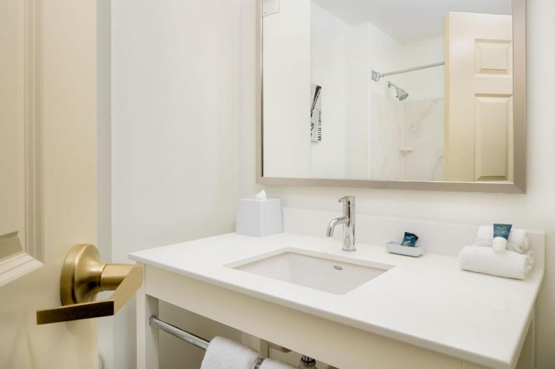 Guest Room, 1 King image 4