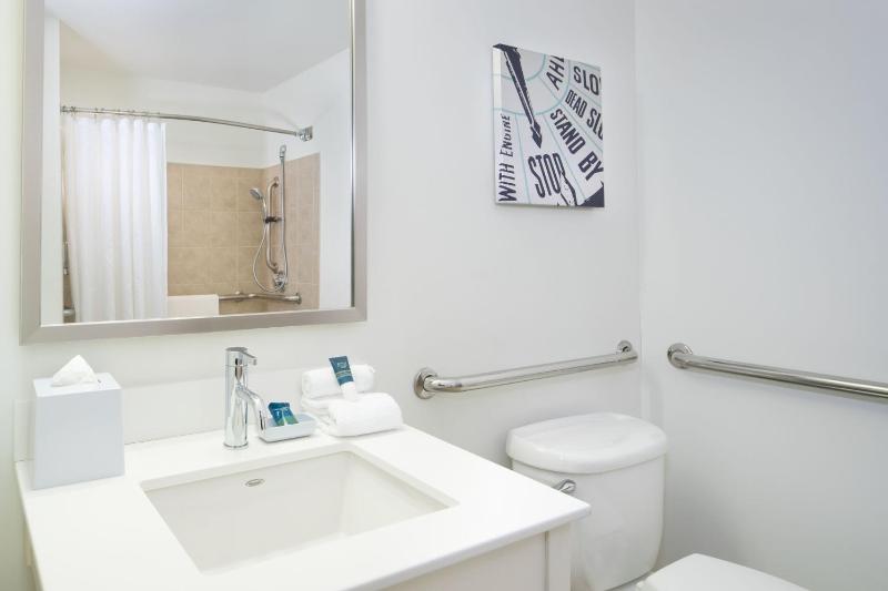 Guest Room, 1 King image 3