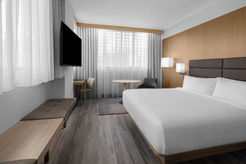 Guest room, King, Corner room, High floor image 1