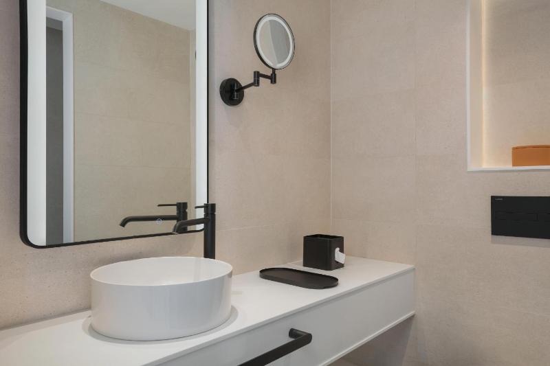 Deluxe King Room with Sea View image 2