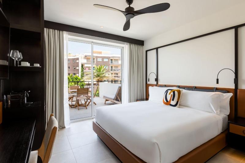 King Room with Terrace image 1