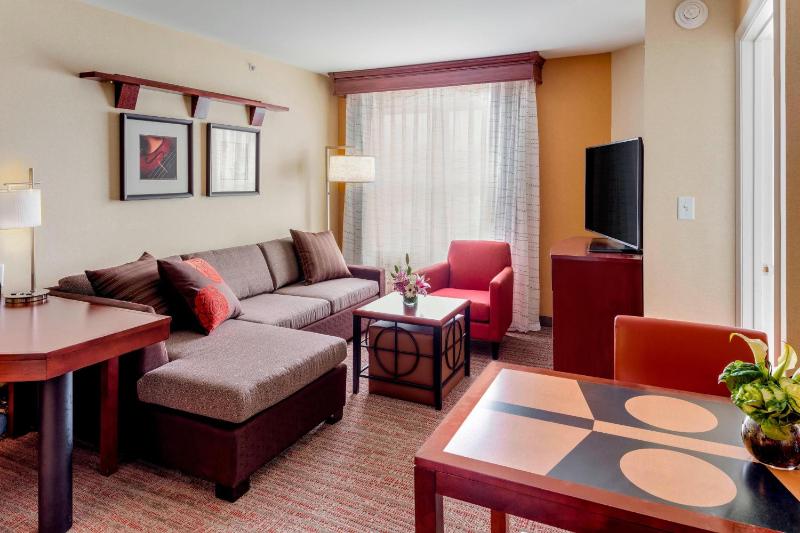 One-Bedroom King Suite with Sofa Bed image 4