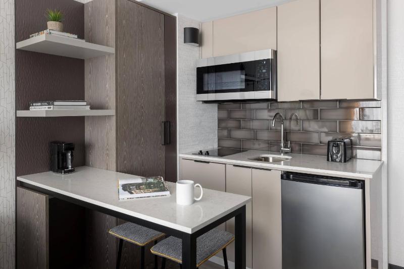 Studio with Full Kitchenette,  1 King image 3
