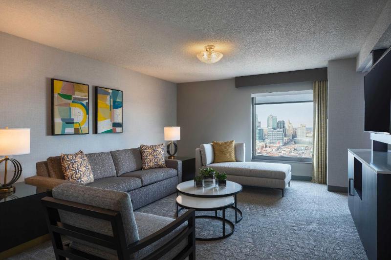 Junior Suite,1 King, Corner room, Sofa Bed, High floor image 3