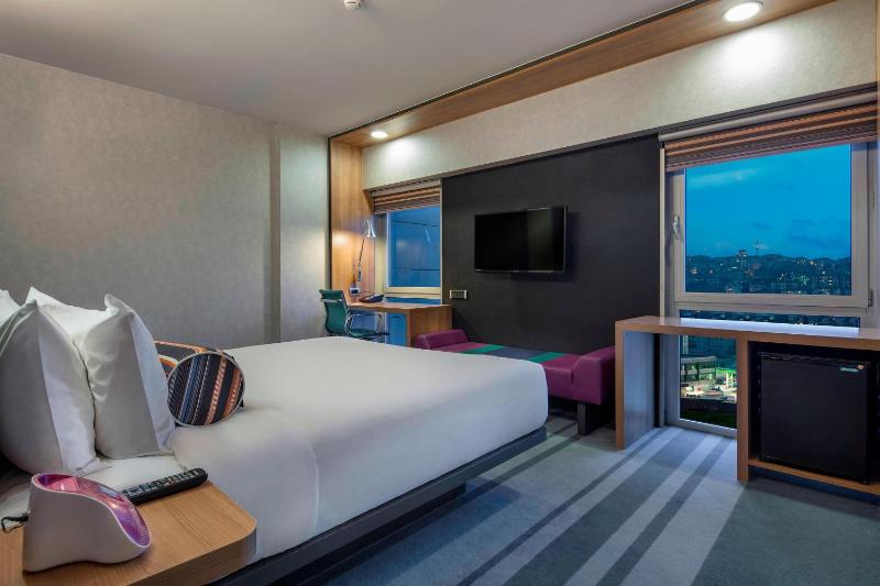 Aloft King Guest Room image 4