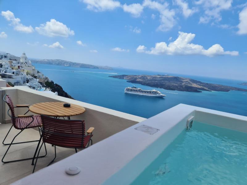 Deluxe Suite with Spa Bath image 3