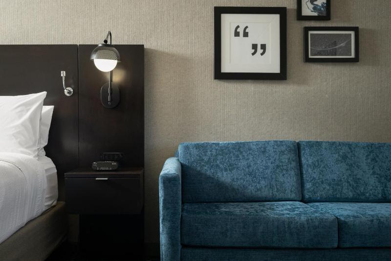 1 Bedroom Suite, 1 King, Sofa bed image 4