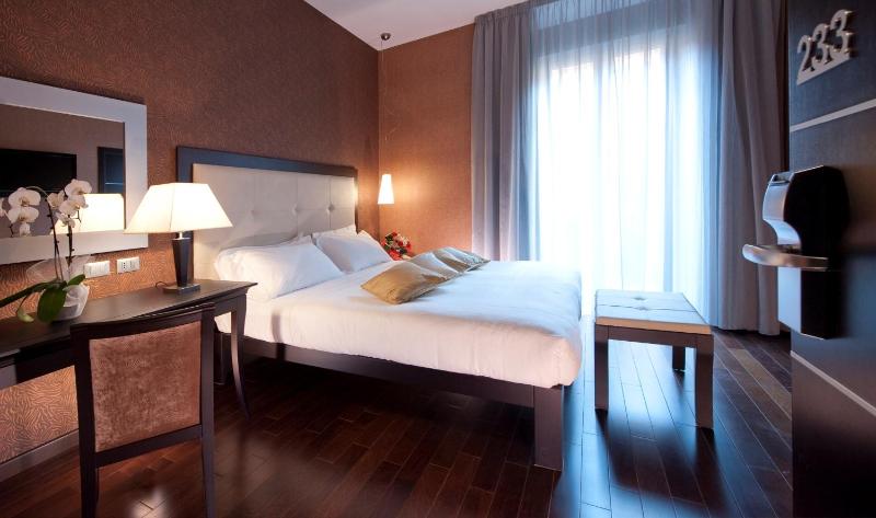 Spacious triple room image 2