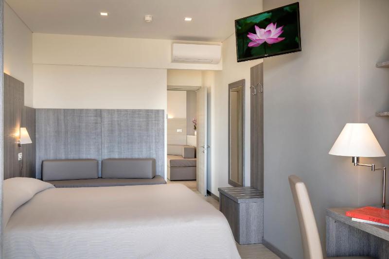 Suite with Sea View image 4