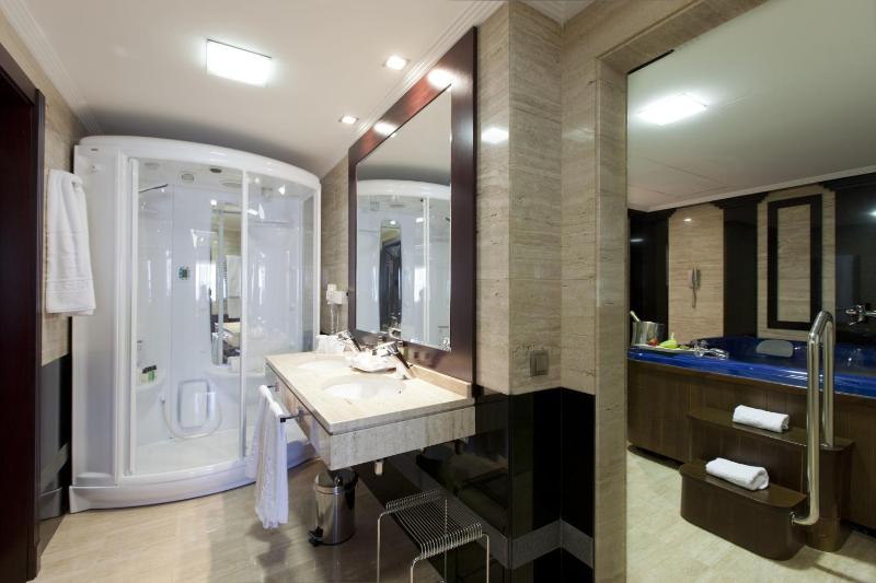 Grand Suite with Jacuzzi® image 2