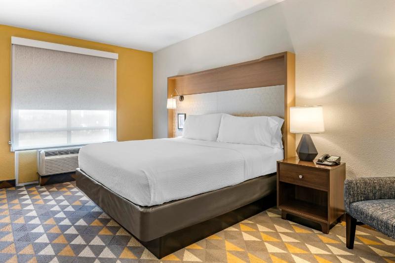 Standard King Room image 1