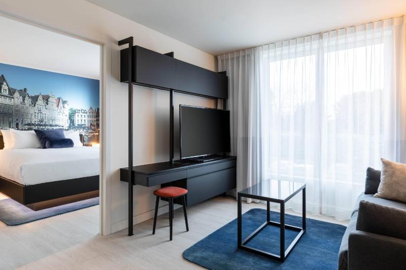 1 Bedroom Suite, 1 King, Sofa bed image 3