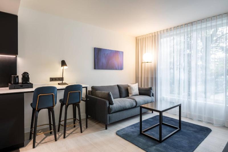 Deluxe King Studio with Sofa Bed image 4