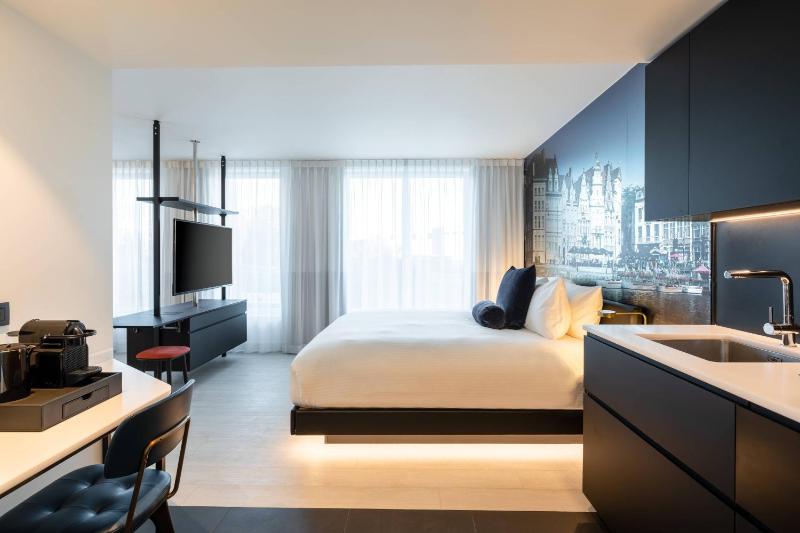 Deluxe King Studio with Sofa Bed image 1