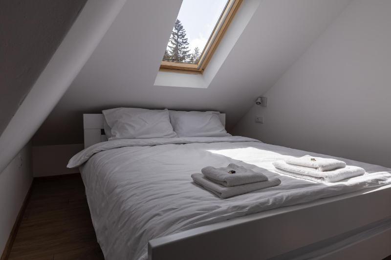 One-Bedroom Apartment image 3