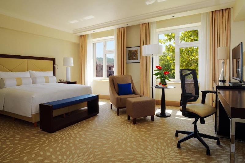 Superior Deluxe, Guest room, 1 King  image 1