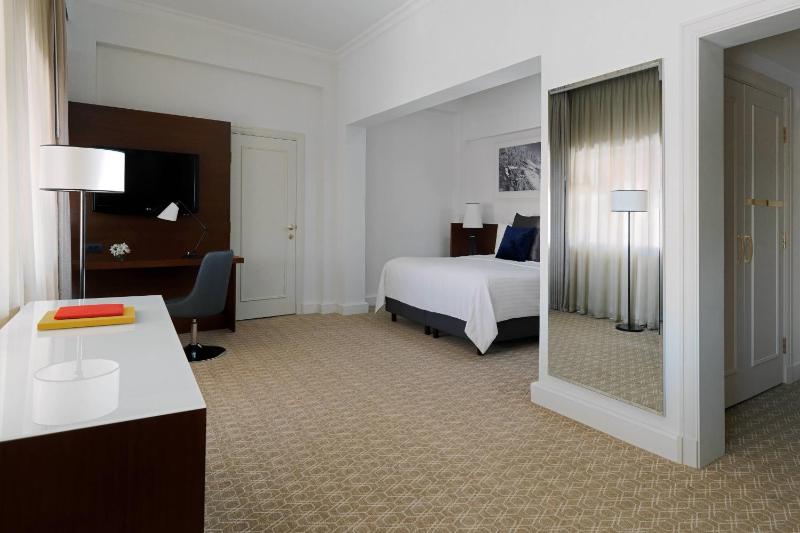Executive Deluxe, Executive lounge access, Guest room, 1 King image 1