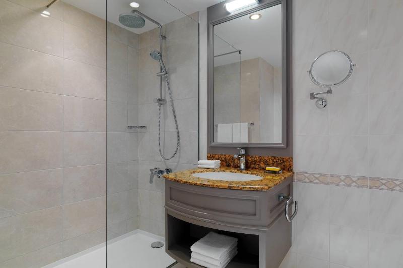 Superior Deluxe, Guest room, 1 King  image 2