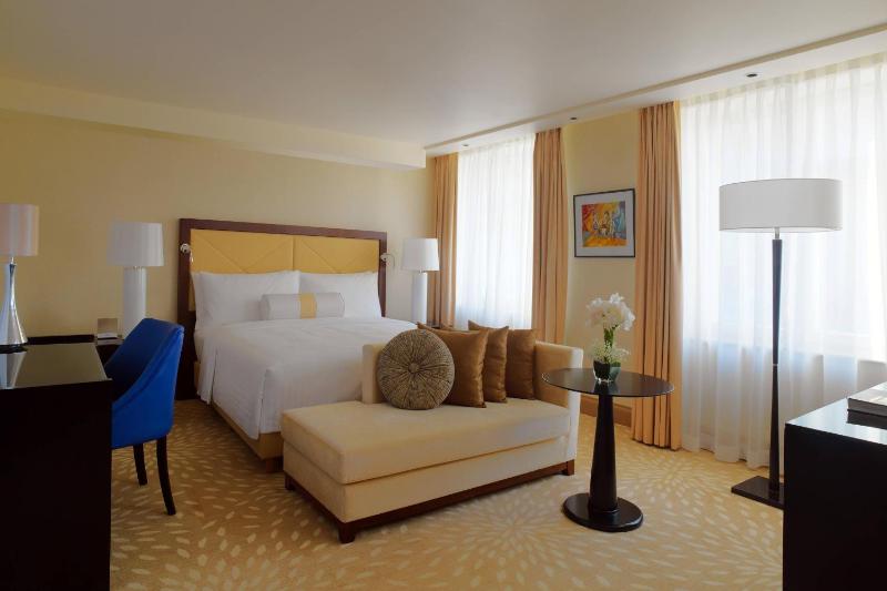 Marriott Suite, Executive lounge access, 1 King image 1