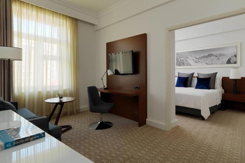 Junior Suite, Executive lounge access, 1 King image 1