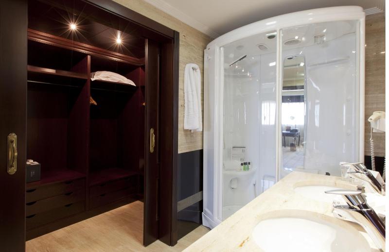 Grand Suite with Jacuzzi® image 3