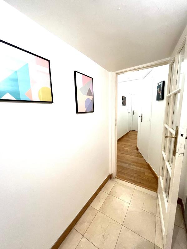 Cosy appartment in the marais district - image 10