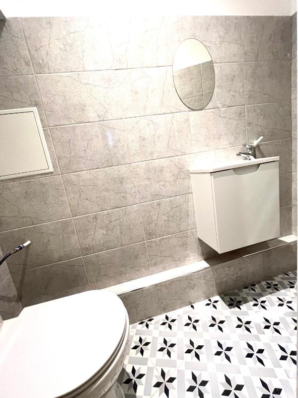 Cosy appartment in the marais district - image 15