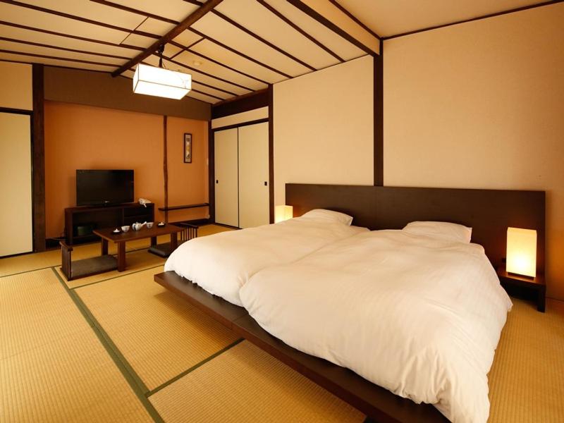 Japanese-Style Quadruple Room with Private Toilet and Shared Bath image 2
