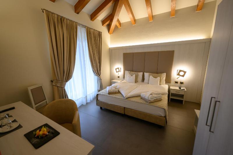 Romantic Double or Twin Room with Balcony image 4