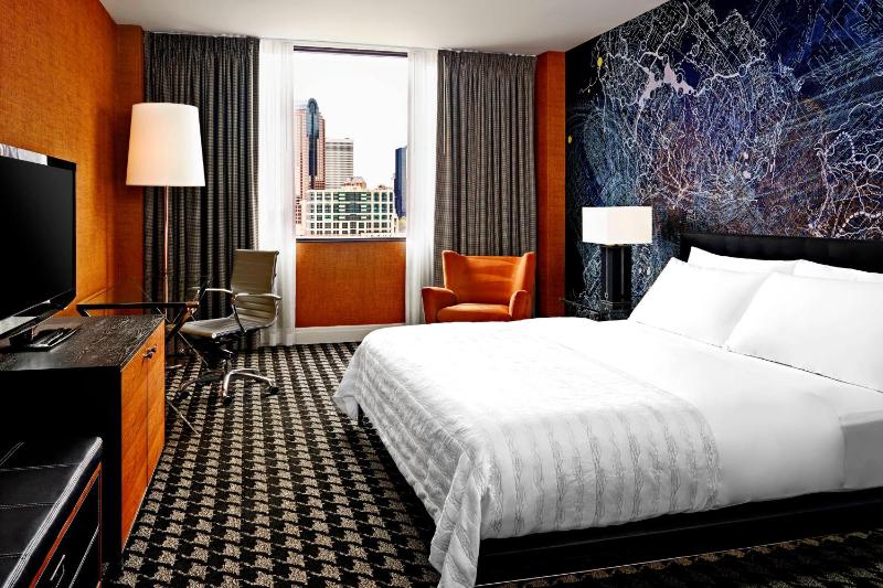 Guest room, 1 King, City view image 3