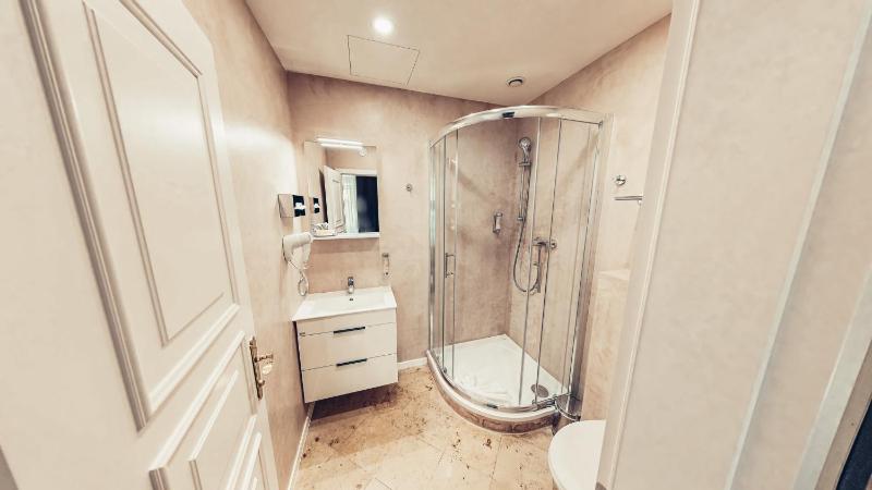 Superior Double Room with Extra Bed image 3