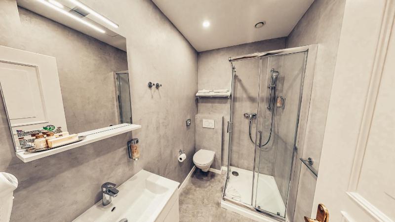 Deluxe Double or Twin Room with Extra Bed image 3