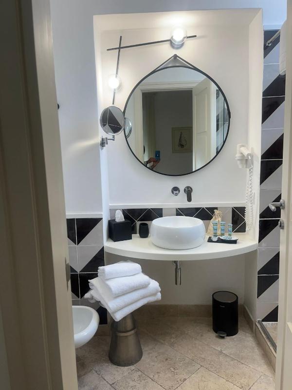Deluxe Double or Twin Room with Sea View image 3