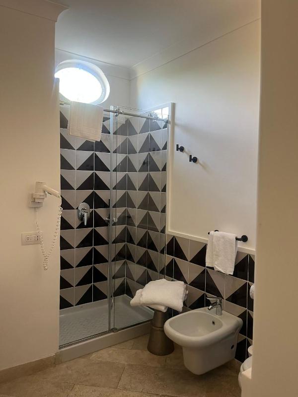 Double Room with Terrace and Sea View   image 4