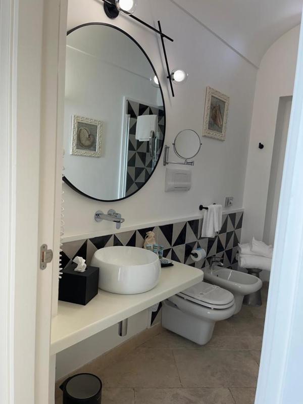 Deluxe Double or Twin Room with Sea View image 4