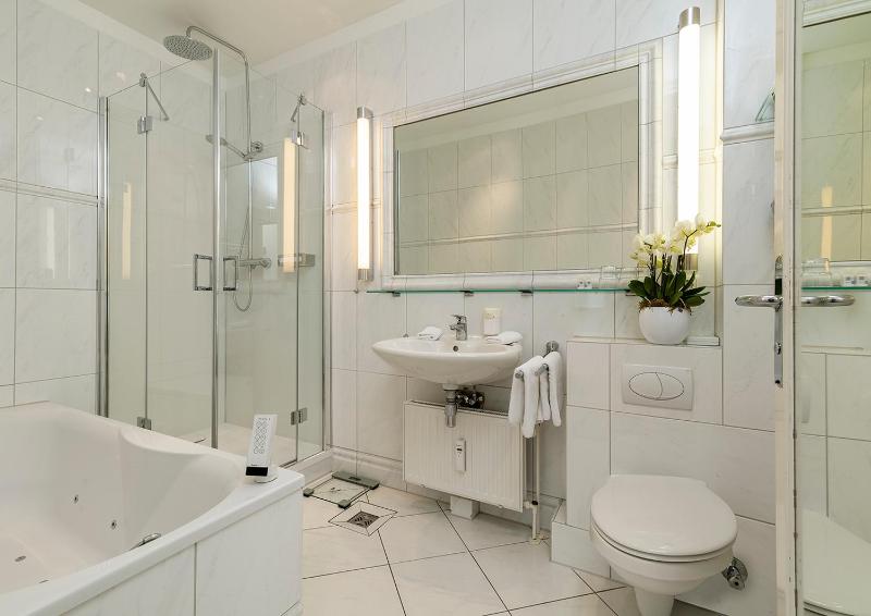 Suite with Balcony and Sea View image 4