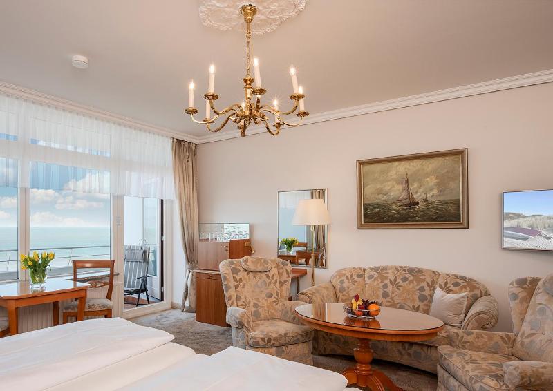Large Double Room with Balcony and Sea view image 3