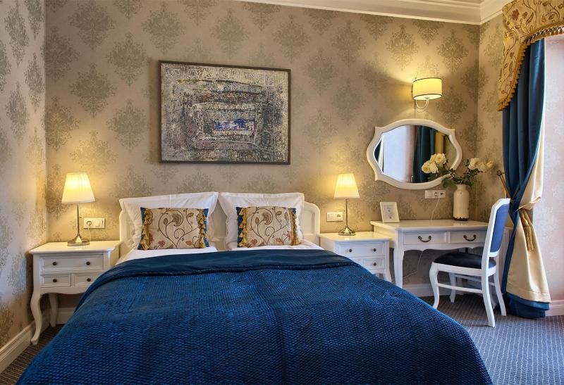 Deluxe One-Bedroom Apartment image 2