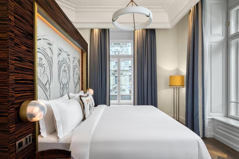 One-Bedroom King Suite with City View image 3