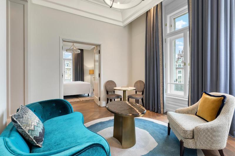 One-Bedroom King Suite with City View image 4