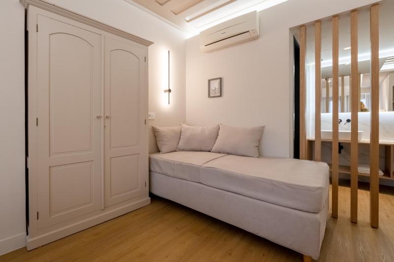 Superior Triple Room image 4